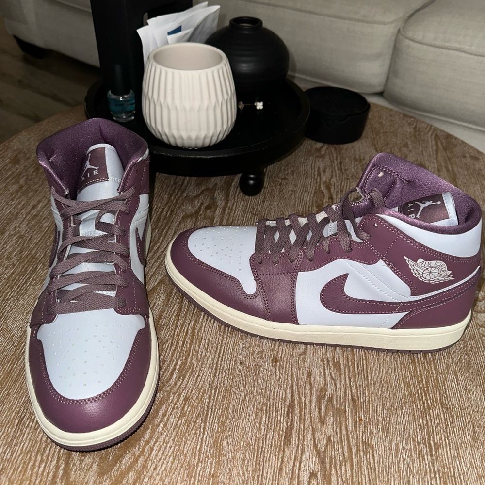 Nike Air Jordan 1 Retro High in Maroon and White